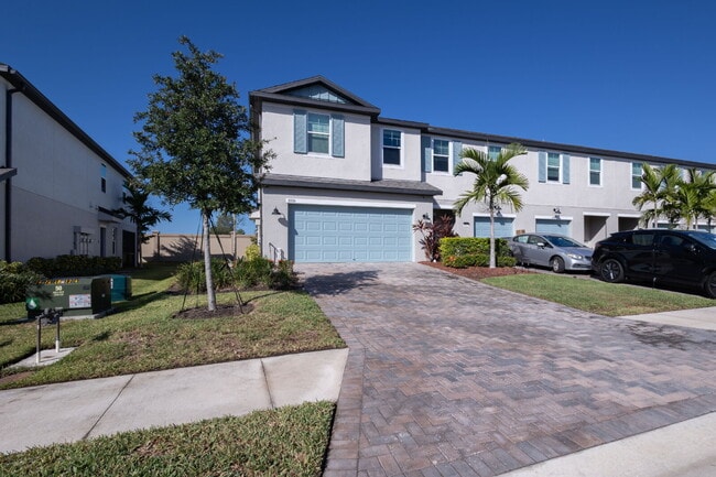 Foto del edificio - Gorgeous 3-Bed/2.5-Bath Townhome in Treves...
