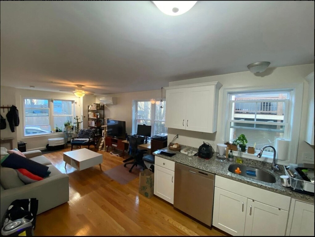 Primary Photo - 24 Beacon Pl