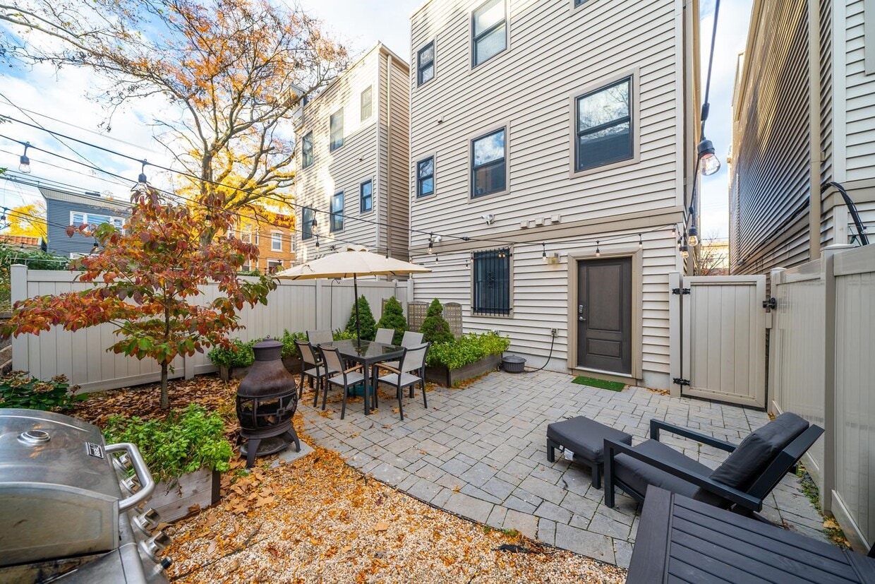 Primary Photo - 29 Ravine Ave