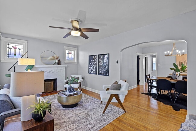 Foto del edificio - 4952 Tholozan Ave