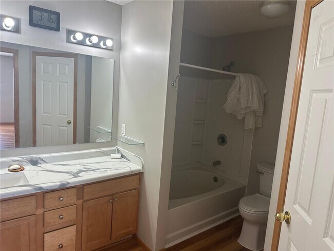Foto del edificio - 130 River Woods Dr W