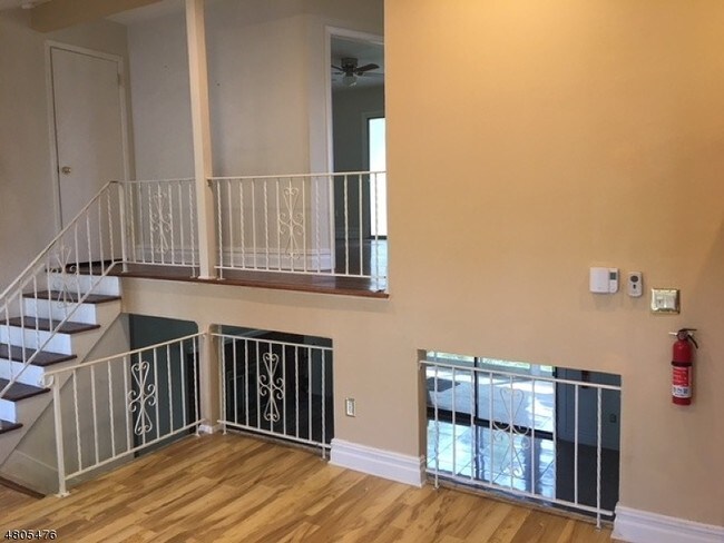 Building Photo - 265 Lake Shore N