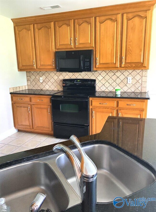 Foto del edificio - 211 Forrest Oak Ln