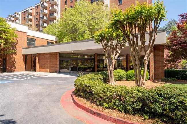 Foto del edificio - 300 Johnson Ferry Rd