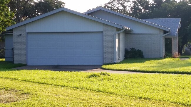 Foto del edificio - AUGUST PRE-LEASE!  Spacious 4 Bedroom 2 Bathroom Home CLOSE TO CAMPUS