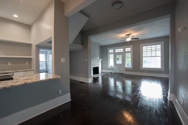 10' ceilings throughout - 714 Gillespie St