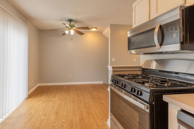 Building Photo - Spacious 3 level, 2 bedroom condo