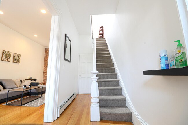 Building Photo - 415 7th St