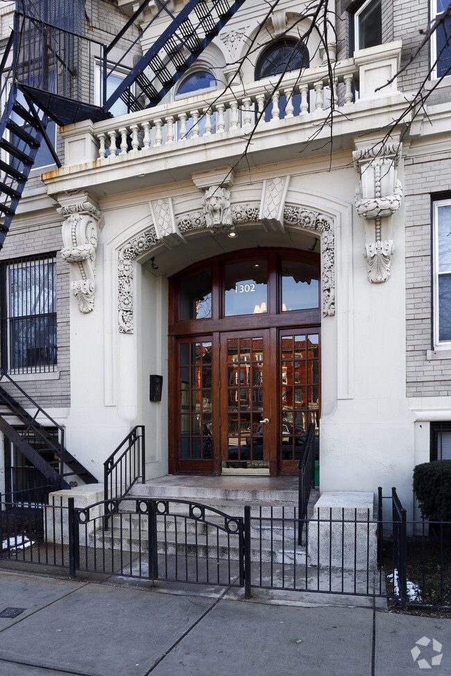 Building Photo - The Gateway