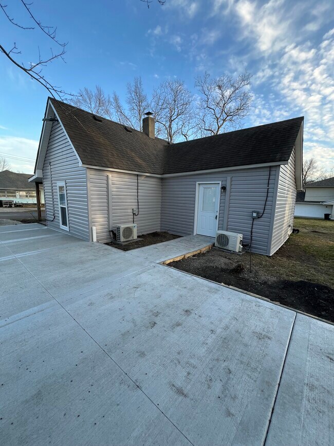 Building Photo - 502 Russell St