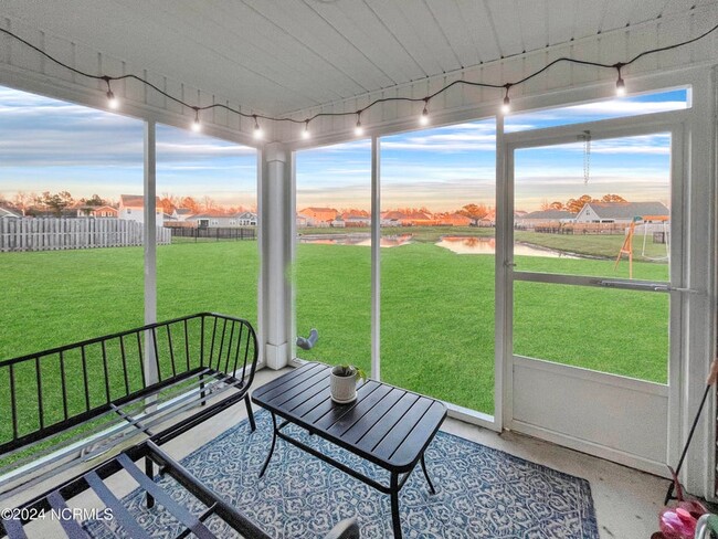 Building Photo - 523 Birdsong Dr