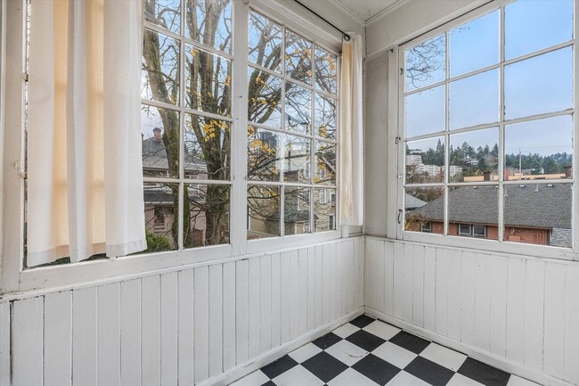 Building Photo - Cozy Studio Available Today in Goose Hollow!