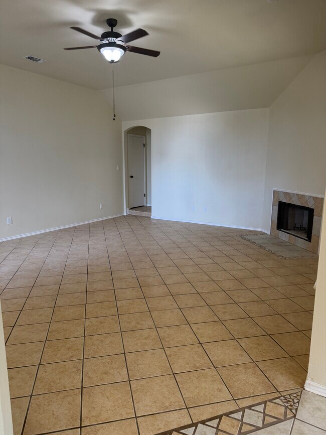 Sala de estar desde el comedor - 8107 Valley Trl