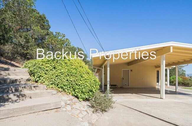 Foto del edificio - Great one-story home with the serenity of Pine Canyon