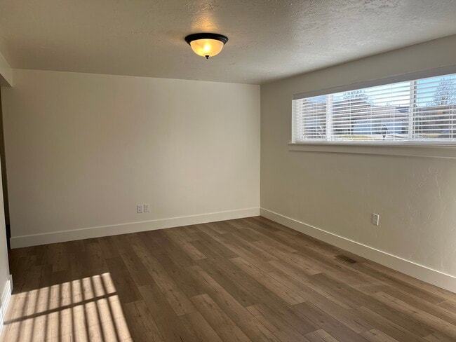 Building Photo - 191 N 130 E