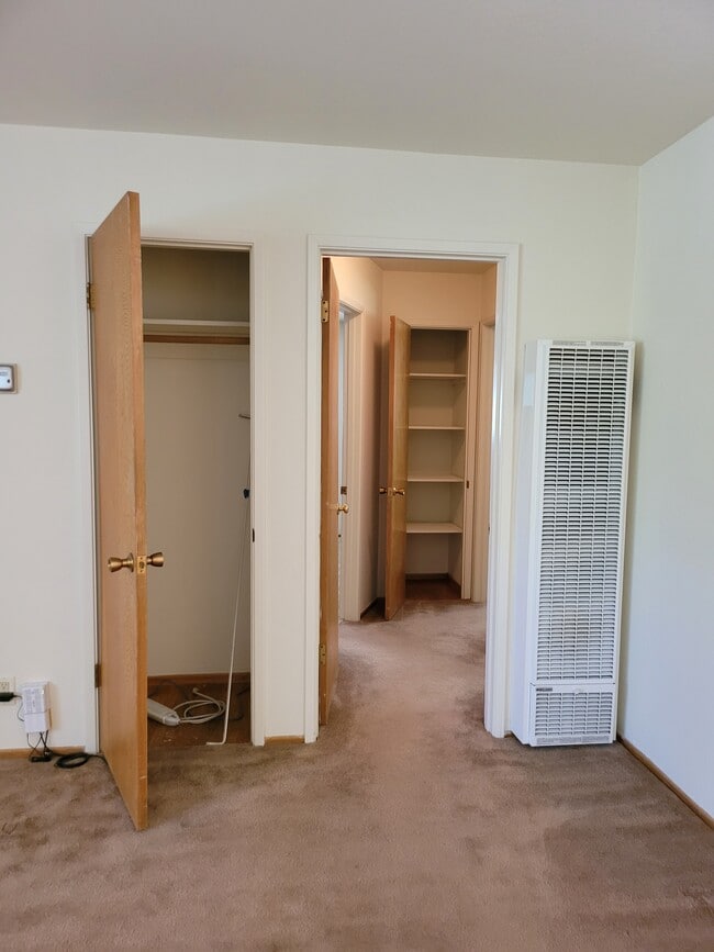Building Photo - 664 Ehrhorn Ave
