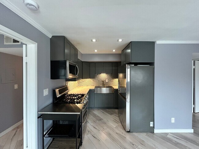 Foto del edificio - Beautiful 2BD/2BA W/ Reserved Parking and In-Unit Laundry in North Park!