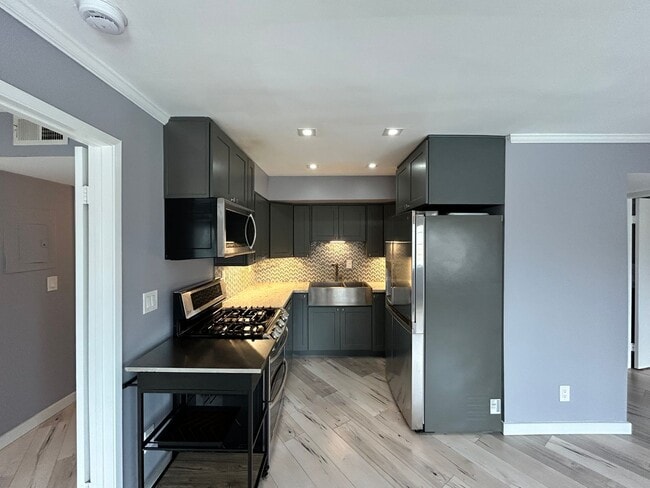 Building Photo - Beautiful 2BD/2BA W/ Reserved Parking and In-Unit Laundry in North Park!