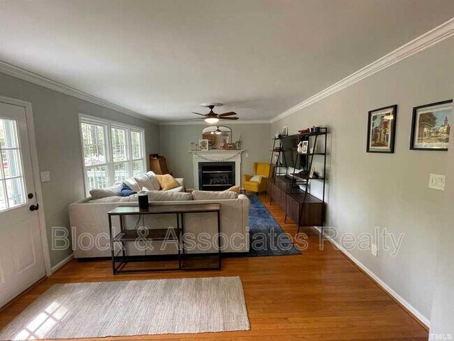 Foto del edificio - 5029 Holly Brook Dr