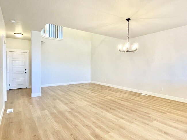 Building Photo - Beautiful Poolside Townhome at Mountain Ridge!