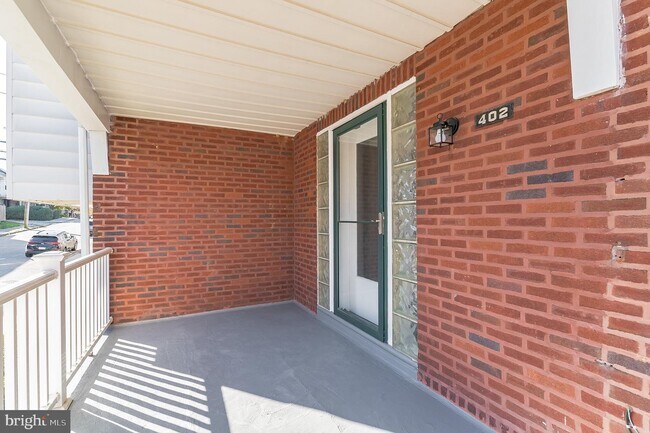 Building Photo - 402 Kingsley St
