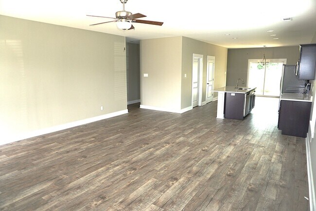 Building Photo - 3 Bedroom, 2 Bath Home in Valley View- MOV...