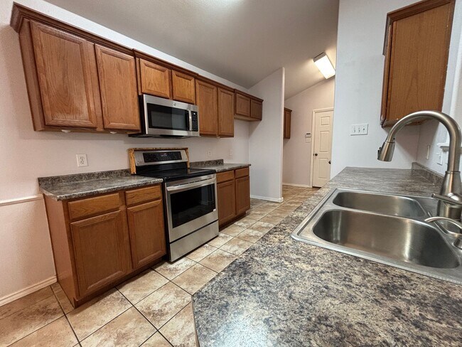 Building Photo - Beautiful Home in Milwaukee Ridge