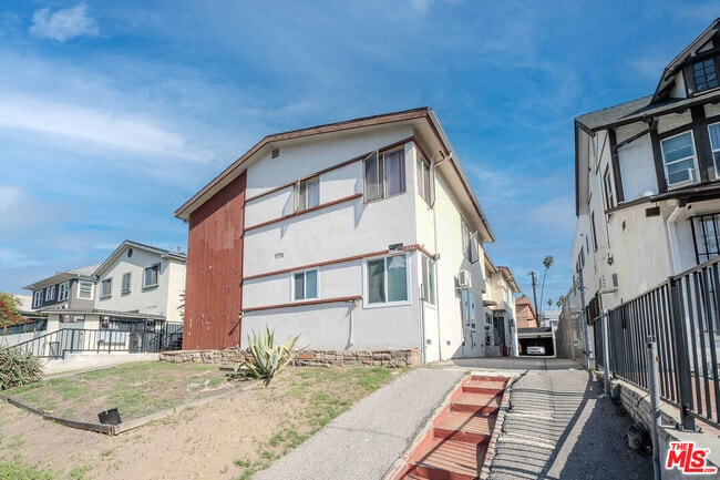 Foto del edificio - 332 S Wilton Pl