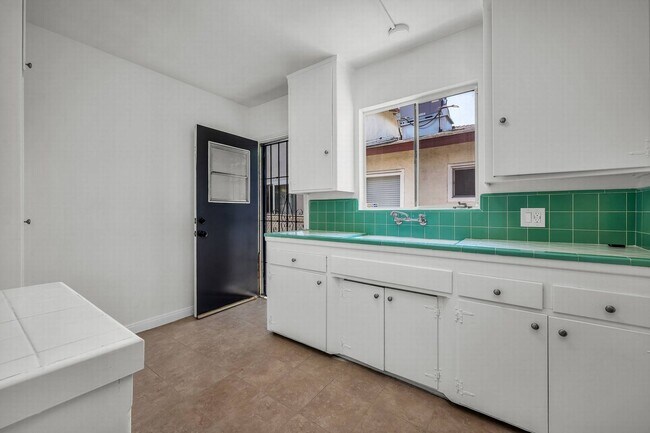 Building Photo - Large 1 bedroom with new floors!