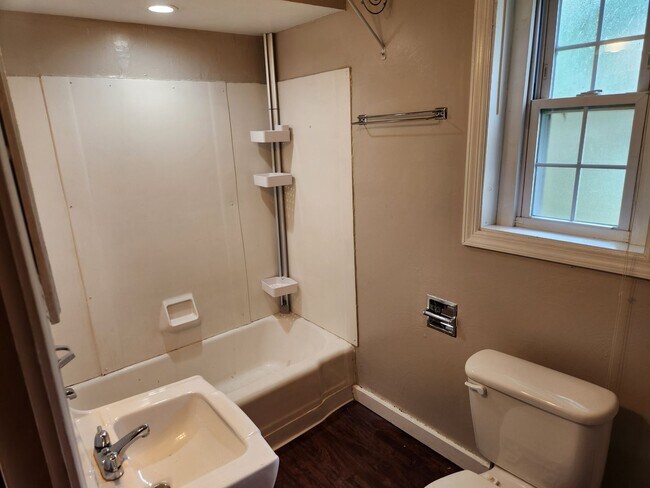 Foto del edificio - Conveniently Located One Bedroom Apartment! - Rent + all utilities included!