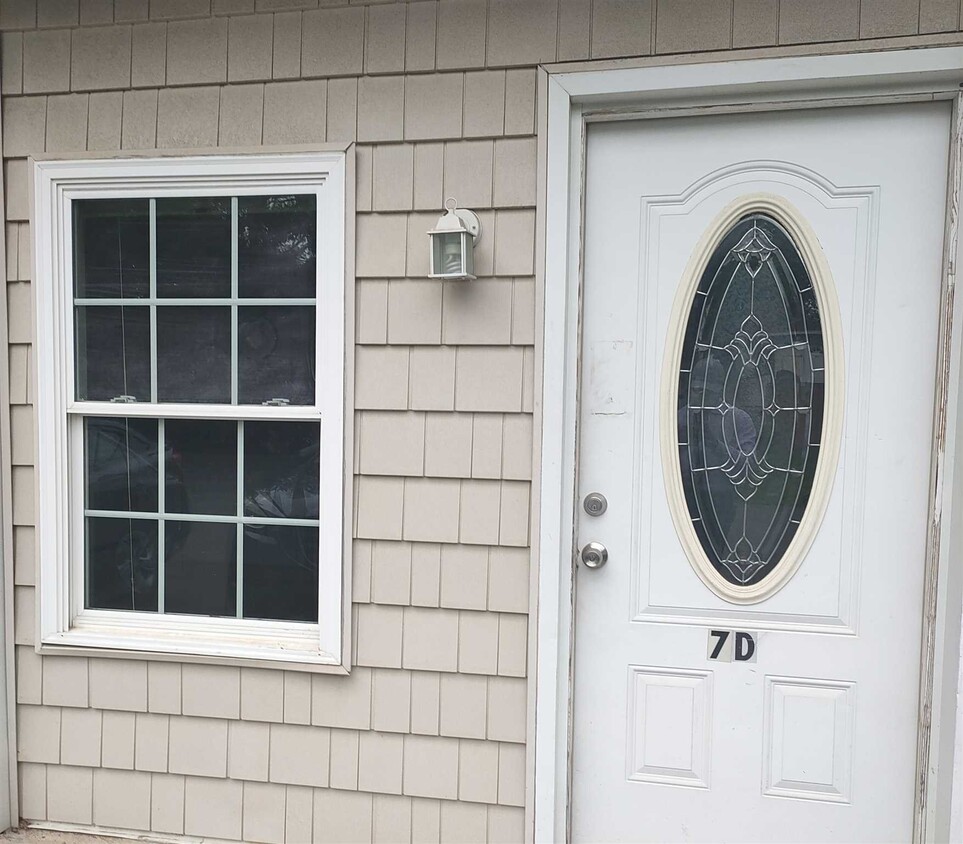 Foto principal - 136 Stringham Rd