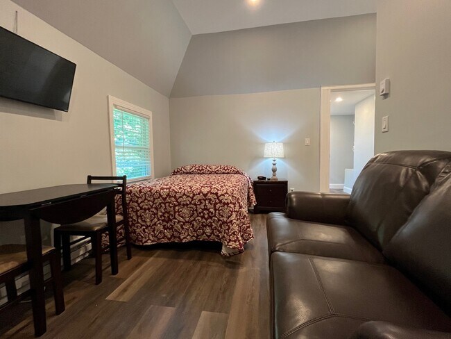 Unidad 9, Vista 2 - 79 Montvale Ave