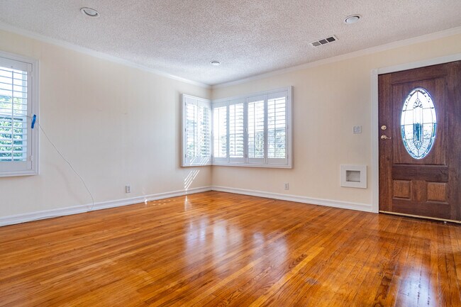 Entry and living room - 4240 Lafayette Pl