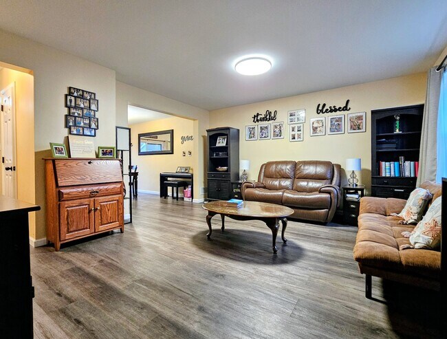 Foto del edificio - 71 Laurel Dr