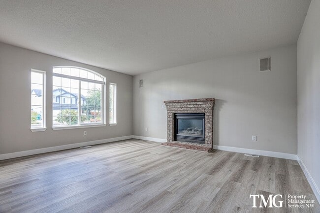 Building Photo - 4 Bed 2.5 Bath Home Near Parks, Shopping, and Dining. Main Level Primary Suite!