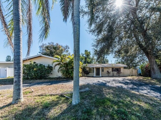 Photo - 2242 Indian Ave S House