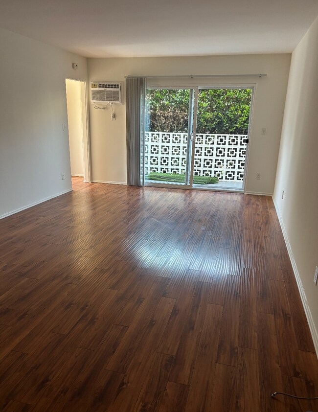 Living Area - 550 N Serrano Ave