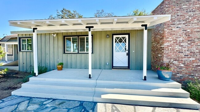 Building Photo - Wonderfully Updated & Remodeled Single Sto...