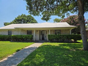 Building Photo - 1712 Syracuse Dr