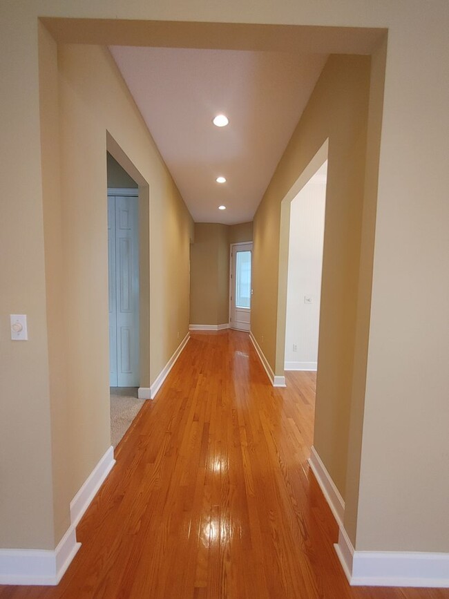 Building Photo - Beautiful 2 Bedroom/2 Bath