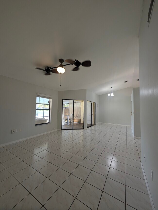 Building Photo - 2711 San Remo Cir