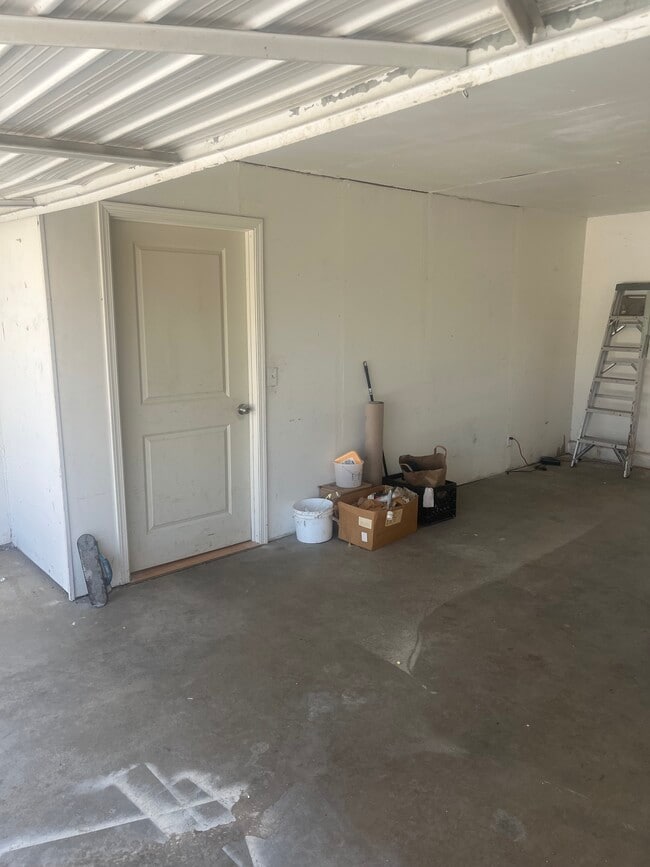 Building Photo - 1127 E Donovan Rd
