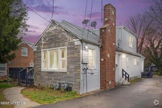 Building Photo - 207 Oakwood Ave