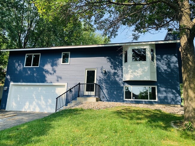 Building Photo - 7575 Lanewood Ln N