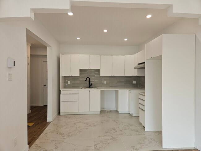 Building Photo - 12327 Boul Saint-Germain