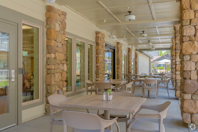 Comedor al aire libre - Hearthstone Lodge Senior Residences