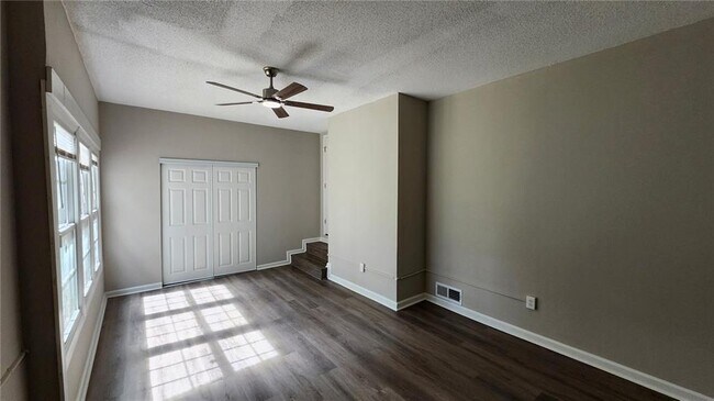 Building Photo - 1007 Strawberry Ln