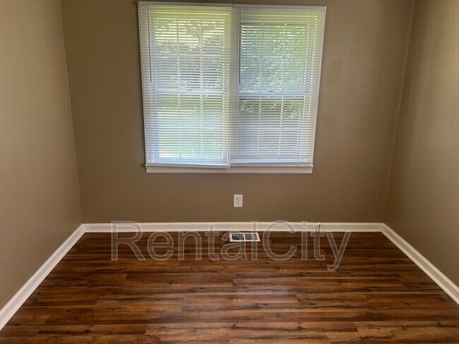 Foto del edificio - 157 Oak Grove Rd