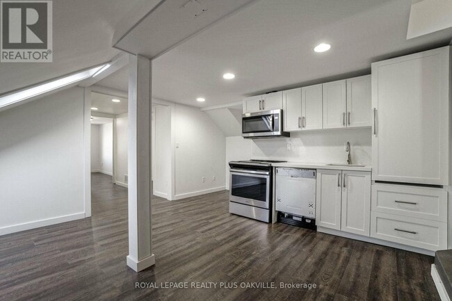 Building Photo - 564 Lyons Ln