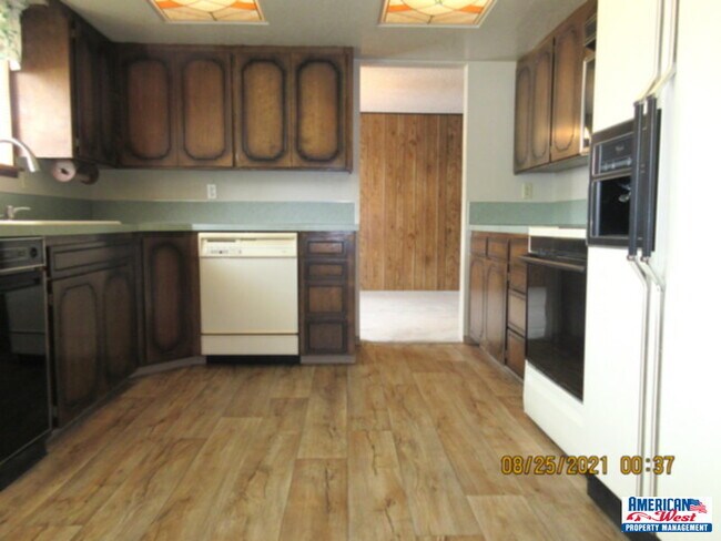 Building Photo - Clean older 5 bedroom Split Level with Charm!